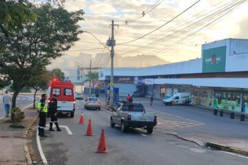 Motorista passa mal ao volante e ônibus invade canteiro central em Itabira