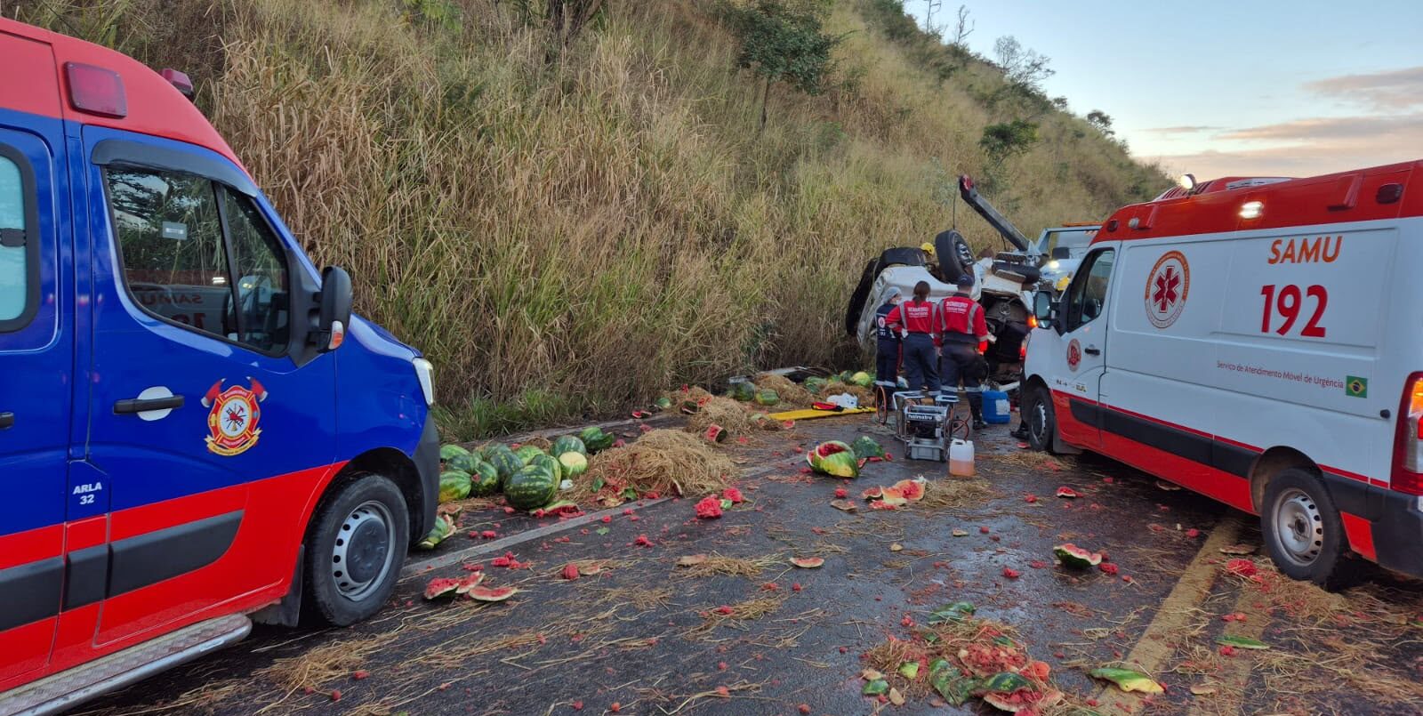 BR-262: caminhão carregado de melancias tomba na Serra do Macuco e motorista fica preso às ferragens