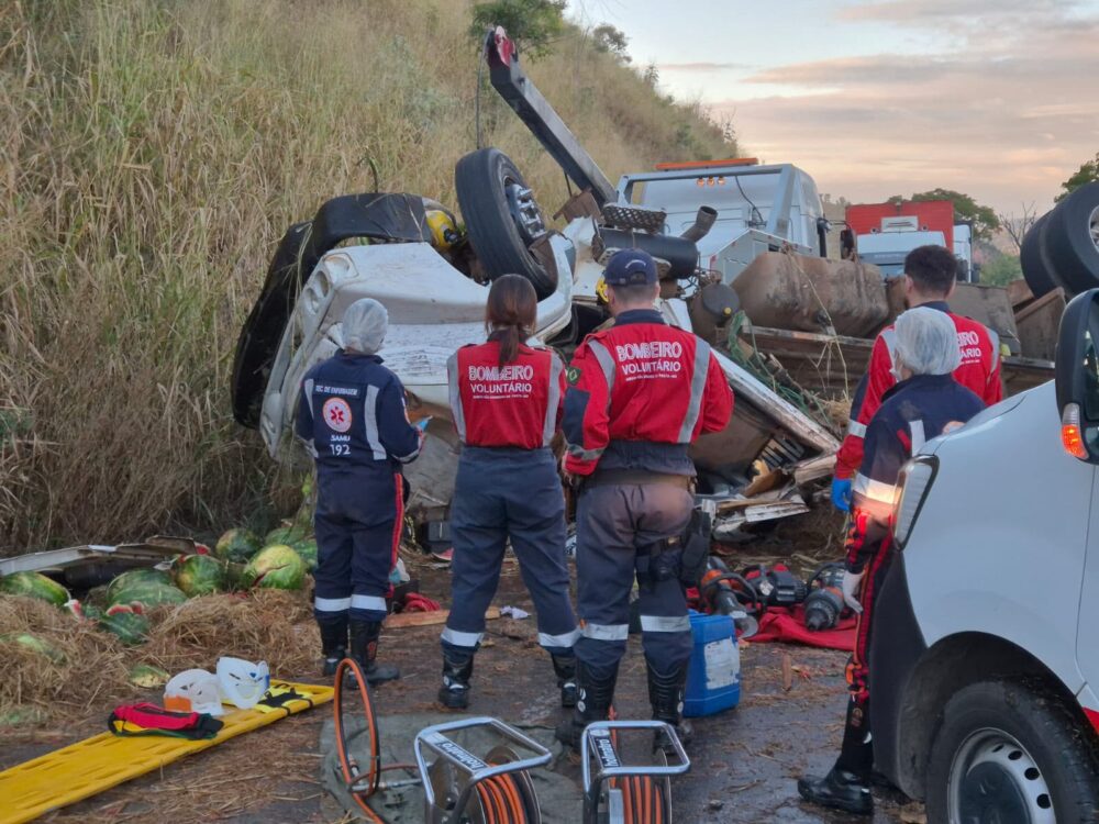 BR-262: caminhão carregado de melancias tomba na Serra do Macuco e motorista fica preso às ferragens