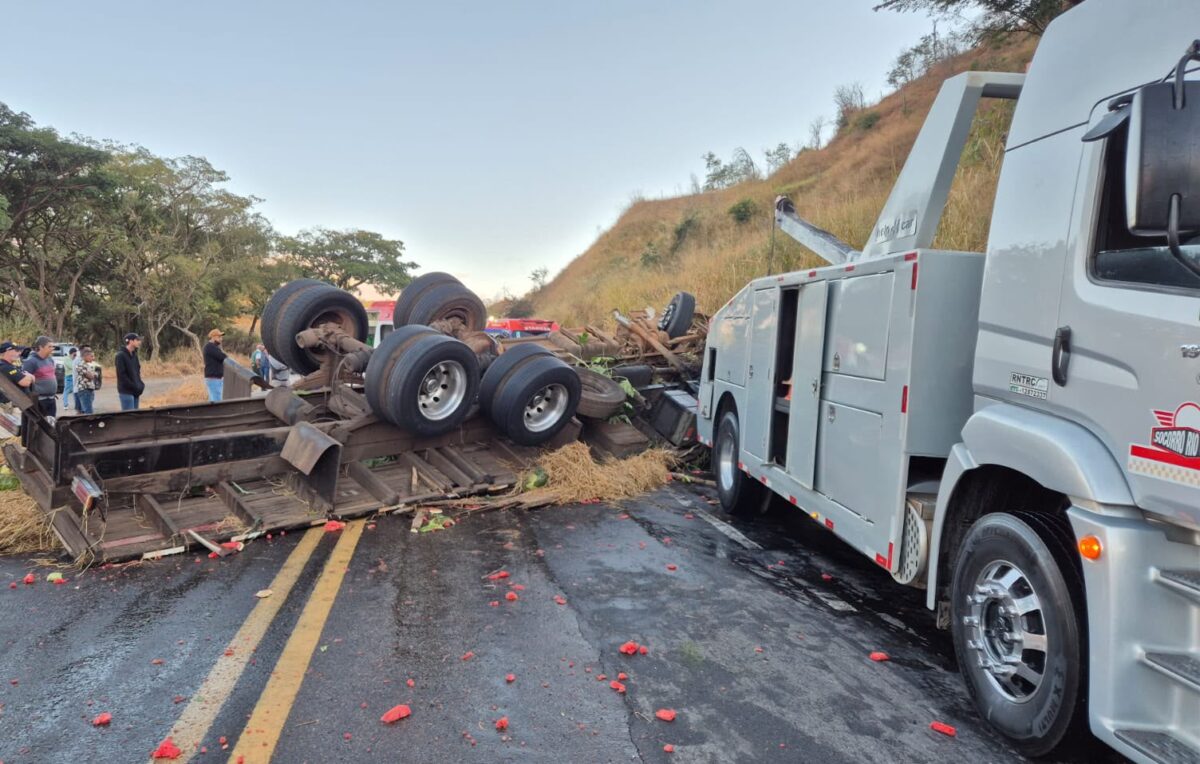 BR-262: caminhão carregado de melancias tomba na Serra do Macuco e motorista fica preso às ferragens