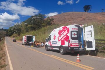 Pneu estoura, motocicleta cai na MG-123 e dois jovens ficam feridos