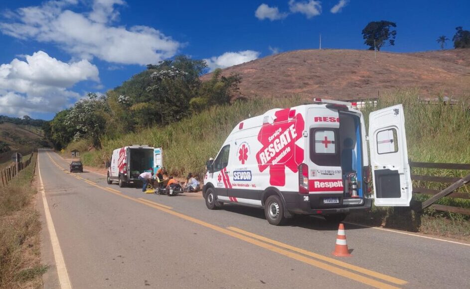 Pneu estoura, motocicleta cai na MG-123 e dois jovens ficam feridos