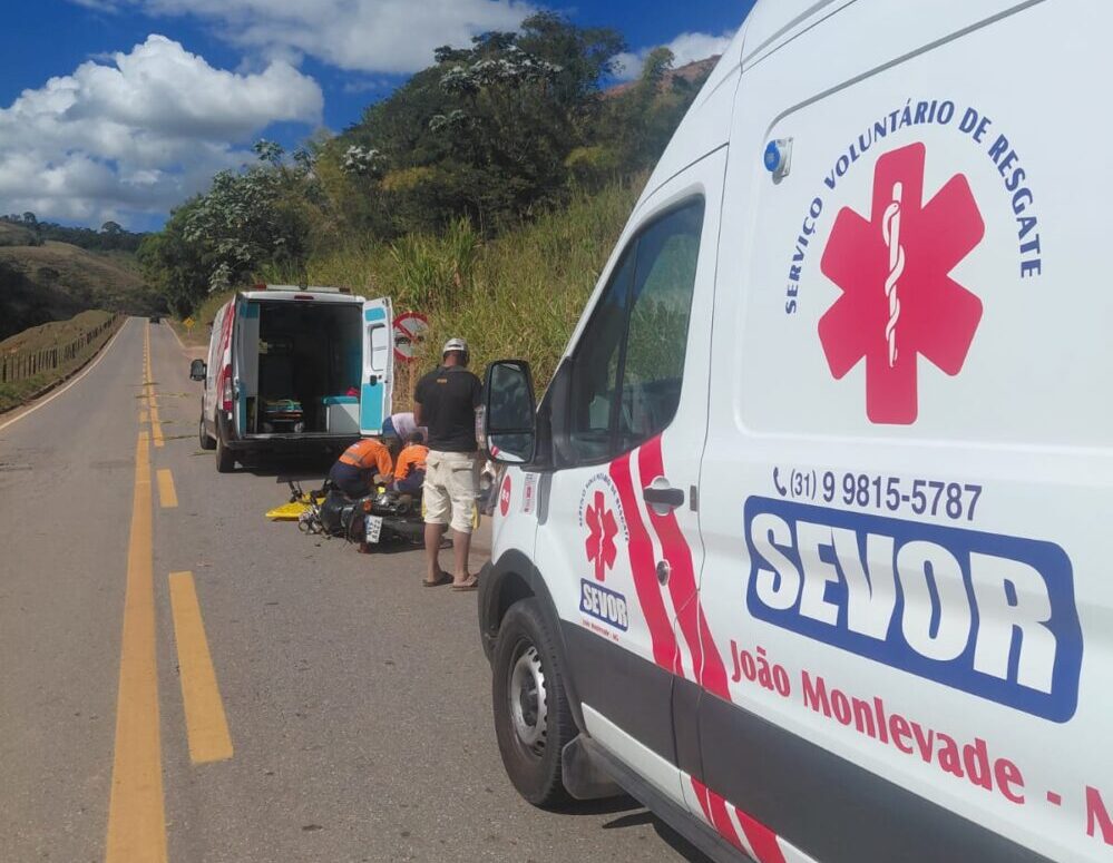 Pneu estoura, motocicleta cai na MG-123 e dois jovens ficam feridos