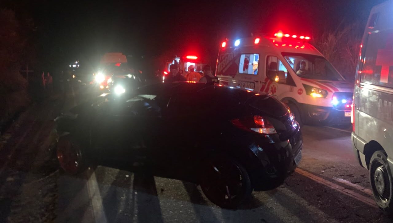 Carro atinge barranco e deixa duas pessoas feridas na entrada de Rio Piracicaba