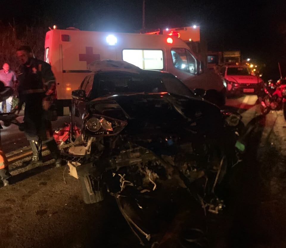 Carro atinge barranco e deixa duas pessoas feridas na entrada de Rio Piracicaba