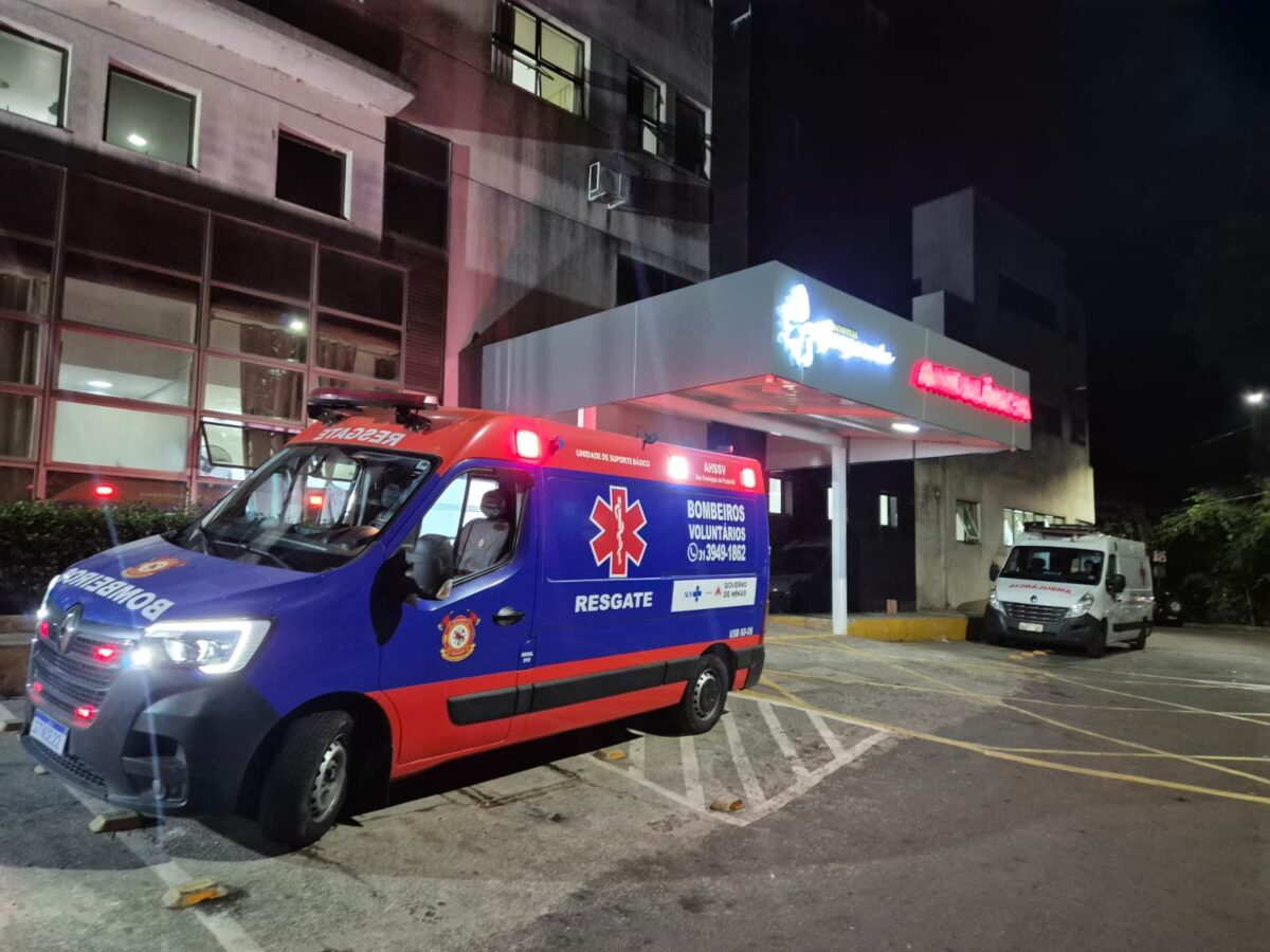 Motociclista perde o controle ao tentar desviar de buracos e fica ferido na BR-262