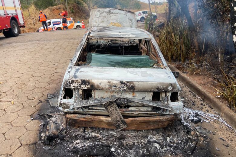Carro é destruído por incêndio na BR-381, em Nova Era Carro é destruído por incêndio na BR-381, em Nova Era