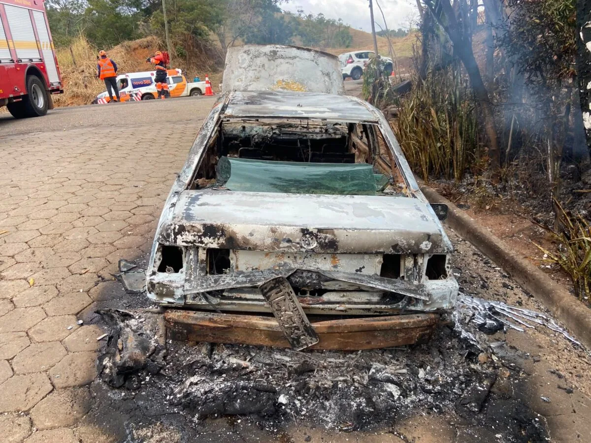 Carro é destruído por incêndio na BR-381, em Nova Era