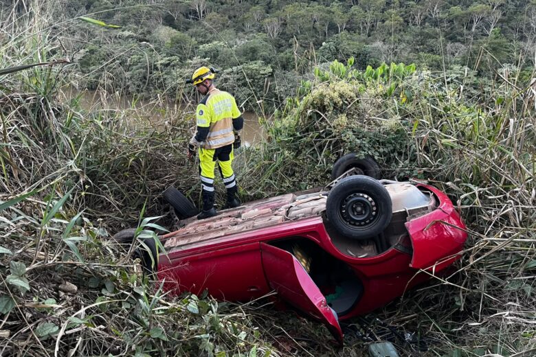 Carro capota em ribanceira de 20 metros em João Monlevade; motorista não foi encontrado