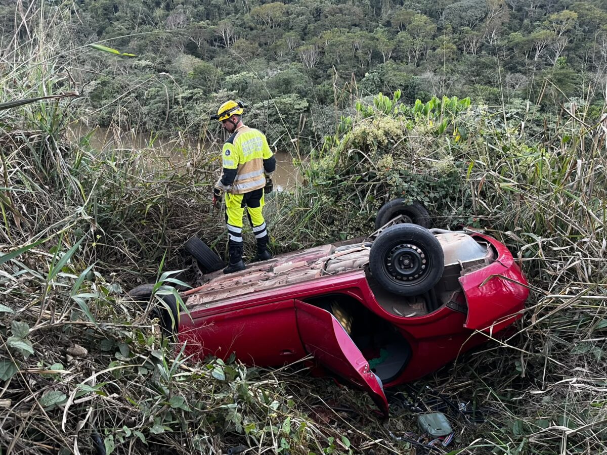 Carro capota em ribanceira de 20 metros em João Monlevade; motorista não foi encontrado