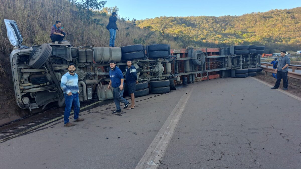 Carreta tomba e bloqueia BR-381 na descida da Serra de Igarapé; motorista fica preso às ferragens