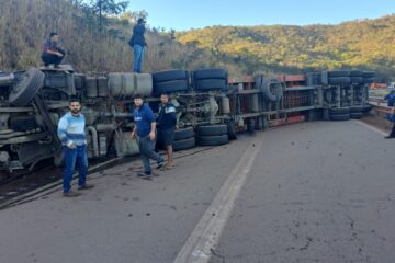 Carreta tomba e bloqueia BR-381 na descida da Serra de Igarapé; motorista fica preso às ferragens