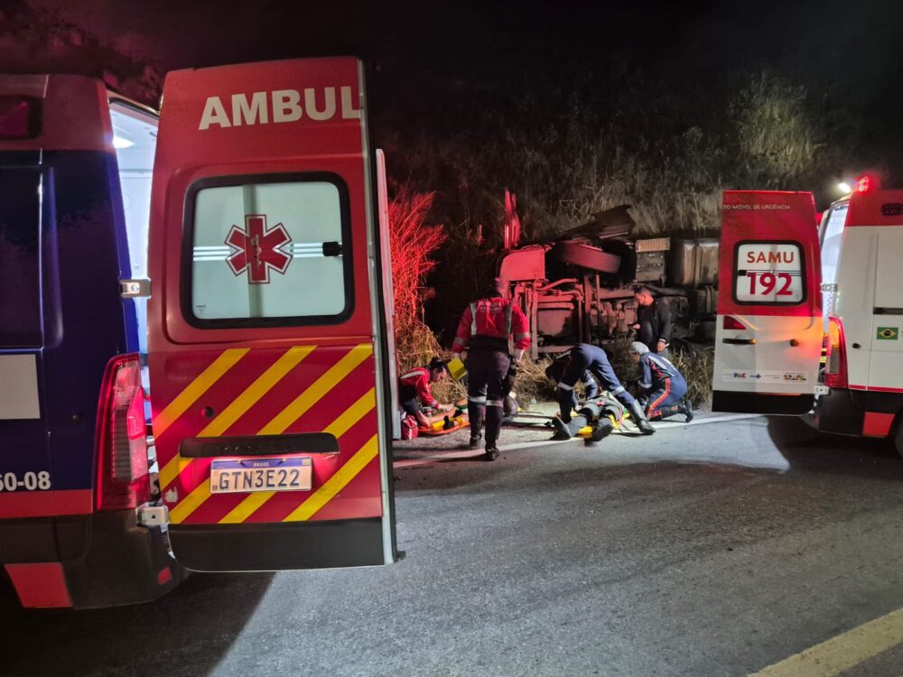 Carreta-cegonha tomba na BR-262 e deixa duas pessoas feridas em São Domingos do Prata