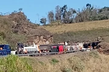Carreta tomba na BR-381 em São Gonçalo do Rio Abaixo; pista é interditada para destombamento