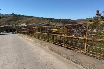 Guarda-corpo do viaduto entre os bairros Praia e Colina da Praia passa por obras de revitalização em Itabira