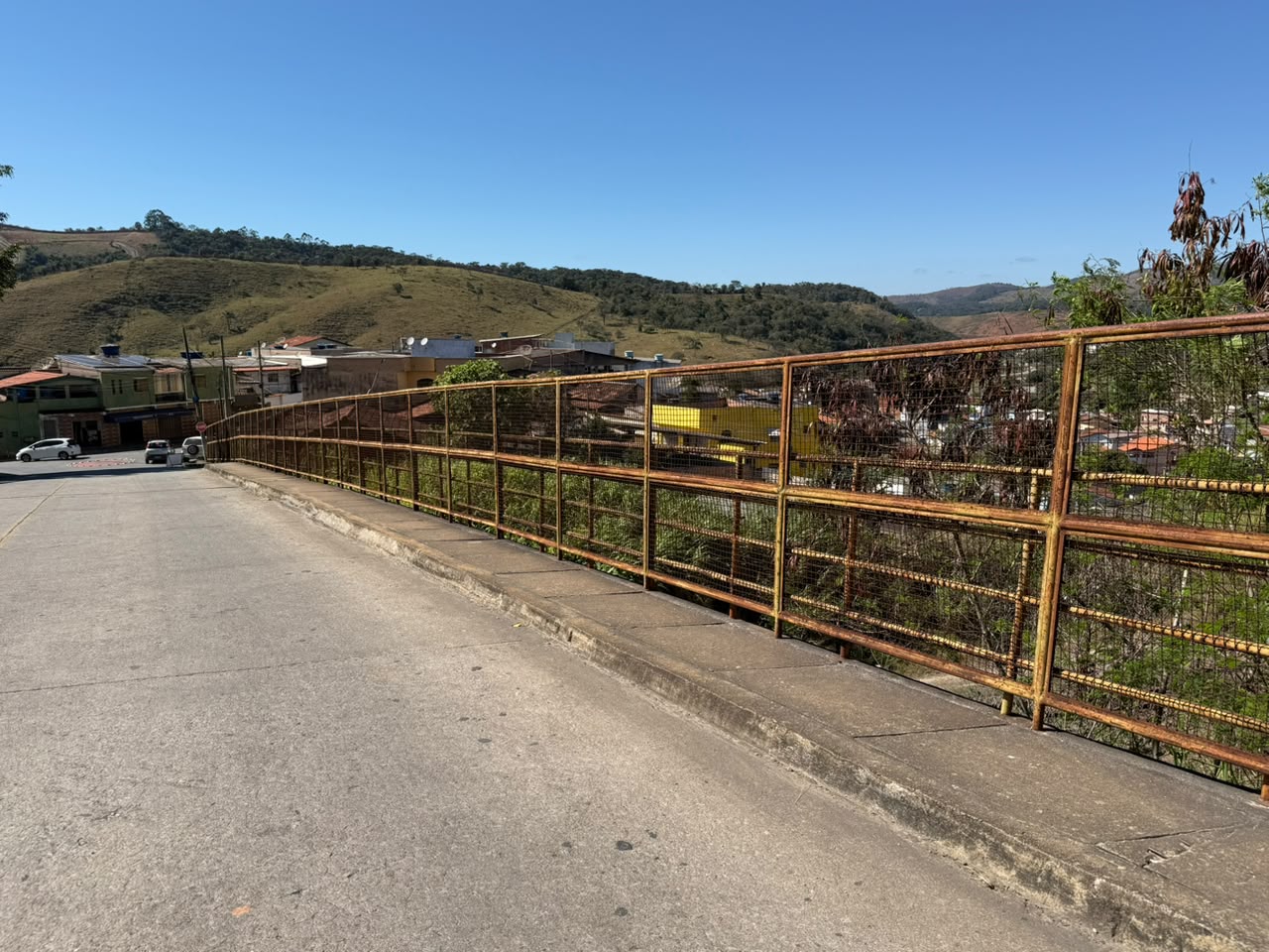 Guarda-corpo do viaduto entre os bairros Praia e Colina da Praia passa por obras de revitalização em Itabira