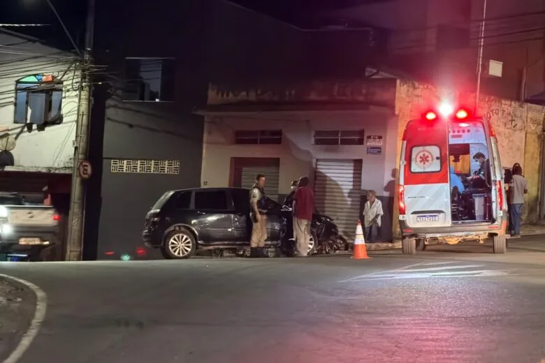 Motociclista fica ferido após colisão com carro no bairro Água Fresca, em Itabira
