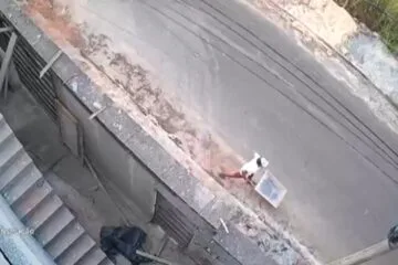 Câmeras registram furto de carrinho de mão em obra no bairro Vila Salica, em Itabira; veja o vídeo