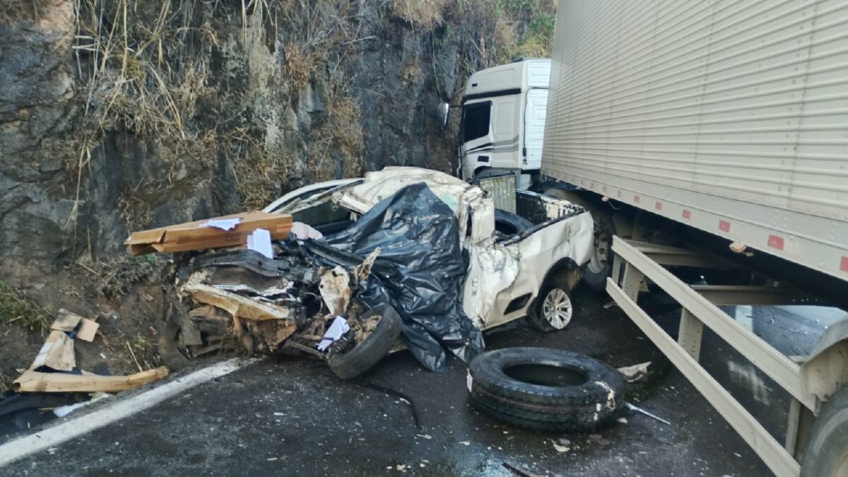 Idoso morre preso às ferragens após colisão entre carro e carreta na BR-381, em João Monlevade