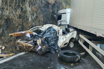 Idoso morre preso às ferragens após colisão entre carro e carreta na BR-381, em João Monlevade