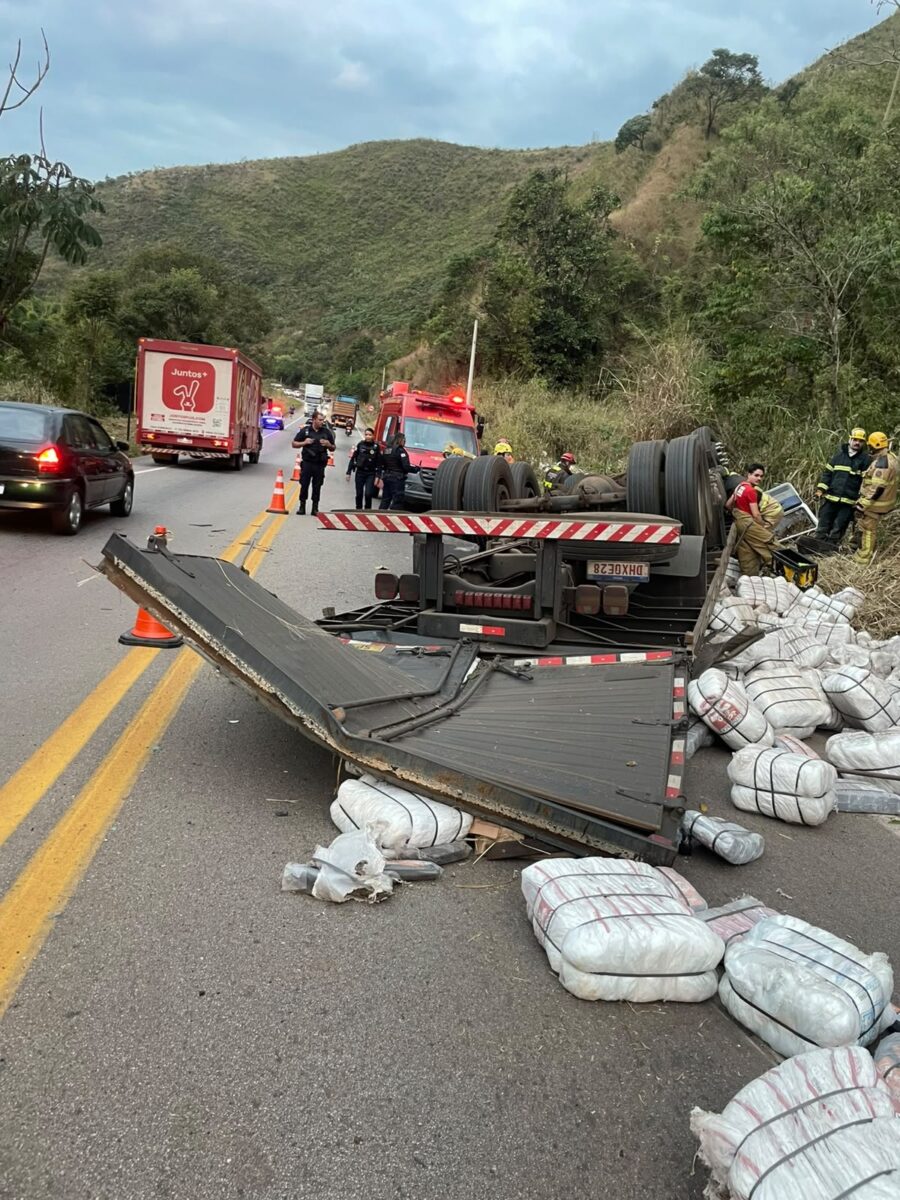 Dois homens morrem após caminhão tombar na BR-356, entre Mariana e Ouro Preto