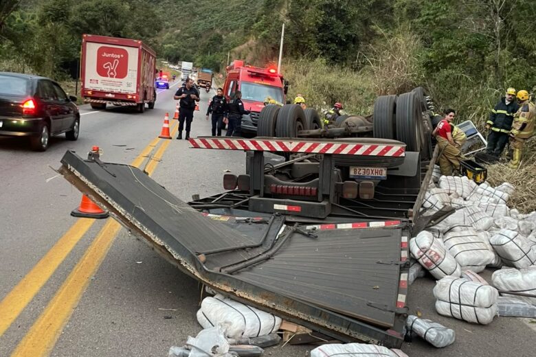 Dois homens morrem após caminhão tombar na BR-356, entre Mariana e Ouro Preto