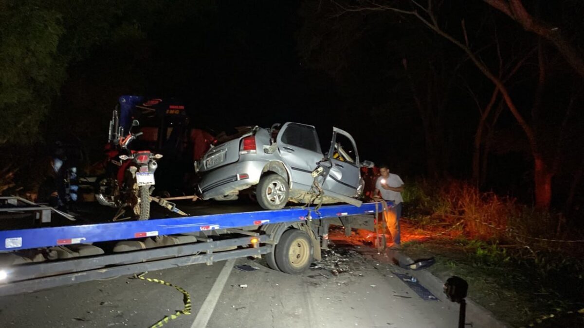 Policial penal morre em grave acidente envolvendo carro, moto e carreta na BR-116