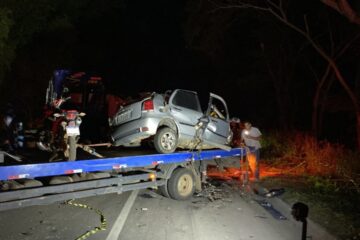 Policial penal morre em grave acidente envolvendo carro, moto e carreta na BR-116