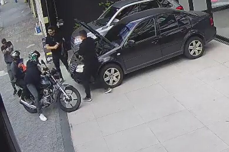 Dupla é baleada por policial de folga durante “brincadeira” de simular assalto; um dos homens morre