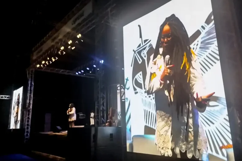 Carla Akotirene afirma que racismo vai além de ofensas e está presente nas instituições Carla Akotirene afirma que racismo vai além de ofensas e está presente nas instituições