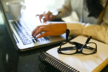 Mulheres ocupam mais da metade das vagas no setor de seguros, mas seguem sub-representadas na gestão
