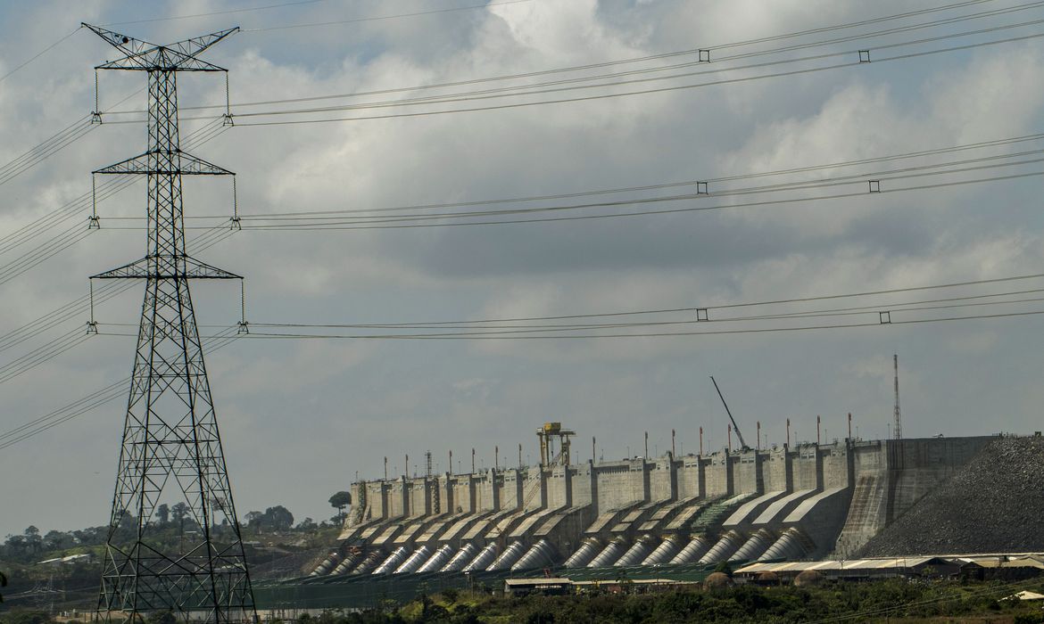 Conta de energia no Brasil supera 77 países e reforma poderia baratear em até 32%