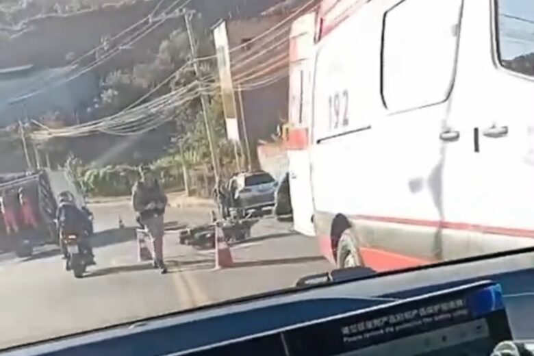 Motociclista é arremessado após colisão com carro e fica ferido no bairro Fênix, em Itabira