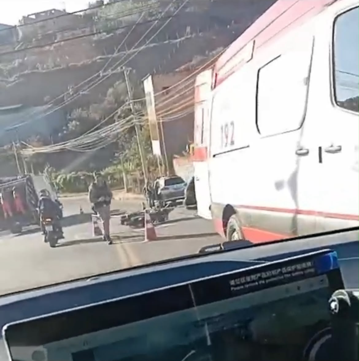 Motociclista é arremessado após colisão com carro e fica ferido no bairro Fênix, em Itabira