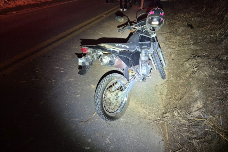 Motociclista sofre ferimentos graves após bater em cavalo na MGC-120 Motociclista sofre ferimentos graves após bater em cavalo na MGC-120