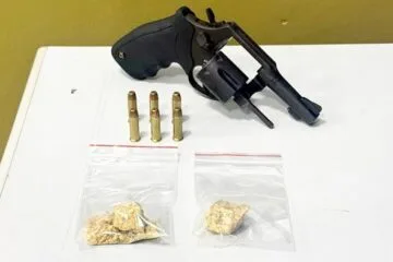 Operação da Polícia Militar apreende arma de fogo, munições e drogas em Itabira