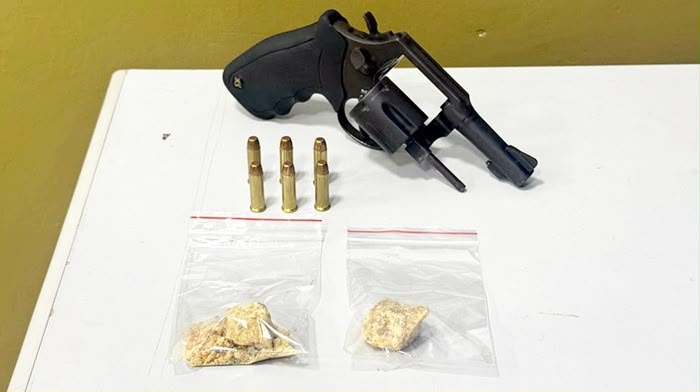 Operação da Polícia Militar apreende arma de fogo, munições e drogas em Itabira