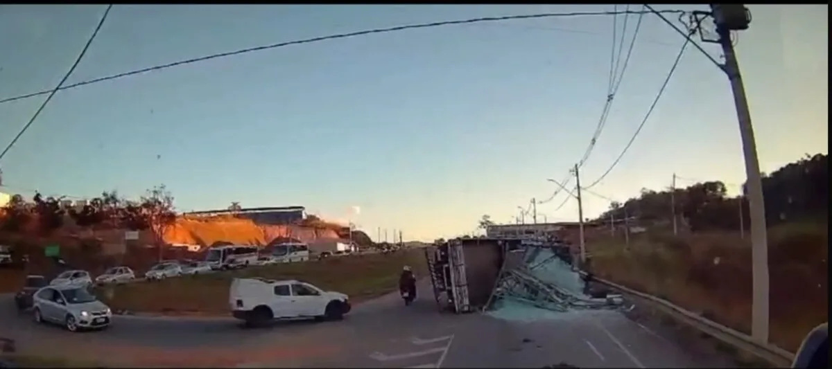 Itabira: caminhão carregado com vidros tomba na MG-129 e deixa duas pessoas feridas