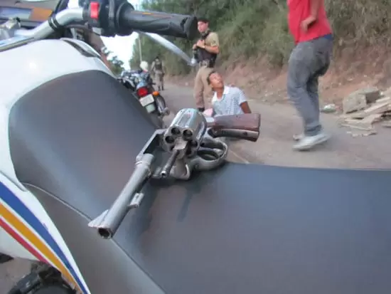 PM prende motoqueiro com revólver 38 carregado na avenida das Rosas PM prende motoqueiro com revólver 38 carregado na avenida das Rosas