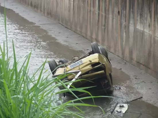 Motorista perde controle de Chevette e cai no canal do bairro Praia