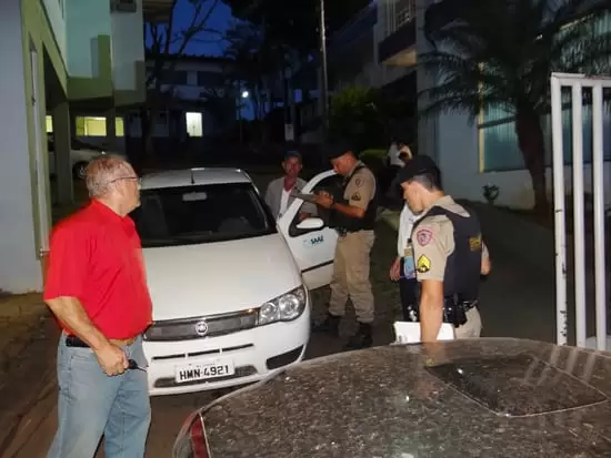 Sem água, dono do hotel Drummond bloqueia entrada do Saae