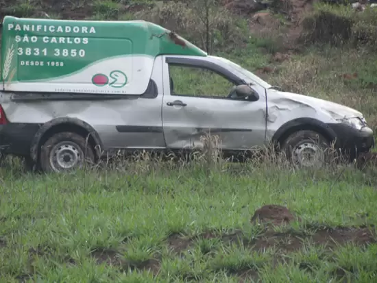 Homem vai entregar pão e carro despenca em ribanceira