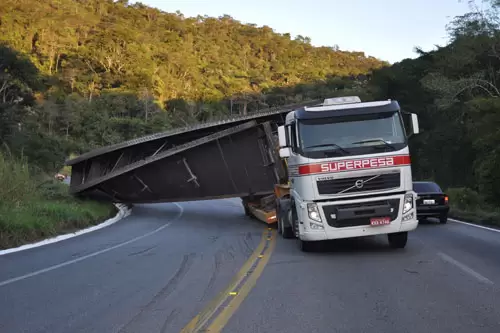 Carreta que trazia peça de 70 toneladas para Sabará tomba na BR-381 e interdita o trânsito Carreta que trazia peça de 70 toneladas para Sabará tomba na BR-381 e interdita o trânsito