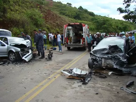 Colisão frontal deixa seis feridos na estrada de Santa Maria de Itabira Colisão frontal deixa seis feridos na estrada de Santa Maria de Itabira