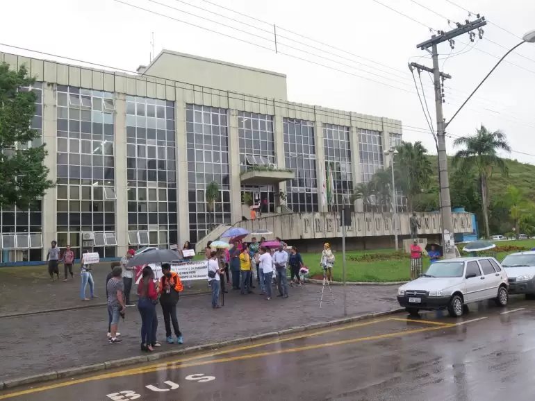 Com pouca adesão, grupo protesta contra aumento da passagem em Itabira