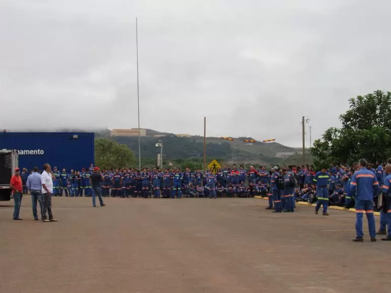 Anglo American propõe suspensão de contratos de trabalhadores por até cinco meses Anglo American propõe suspensão de contratos de trabalhadores por até cinco meses