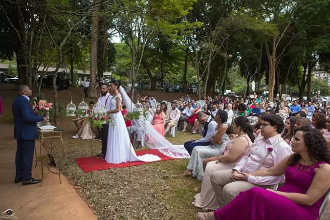 Noivos se casam em área verde no meio de avenidas em João Monlevade