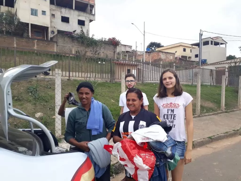 Empresa júnior da Unifei entrega no Santa Marta donativos de campanha do agasalho