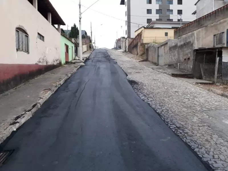 Estratégica para fluxo de veículos, rua Joana Darc começa a ser asfaltada