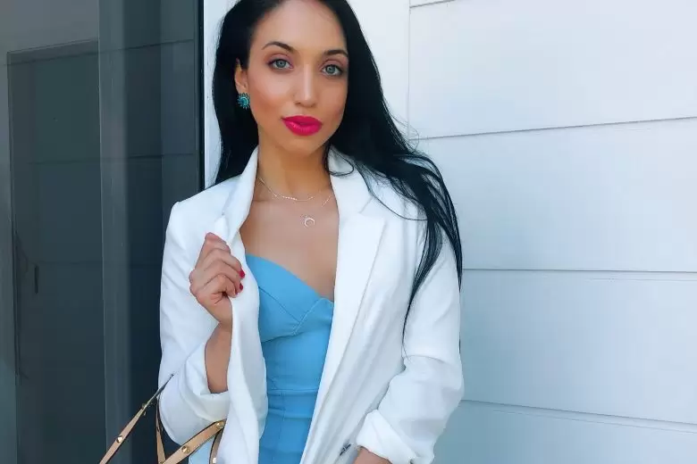 Ana Petkovic dá dicas para quem vive viajando de como combinar a mesma peça em vários looks